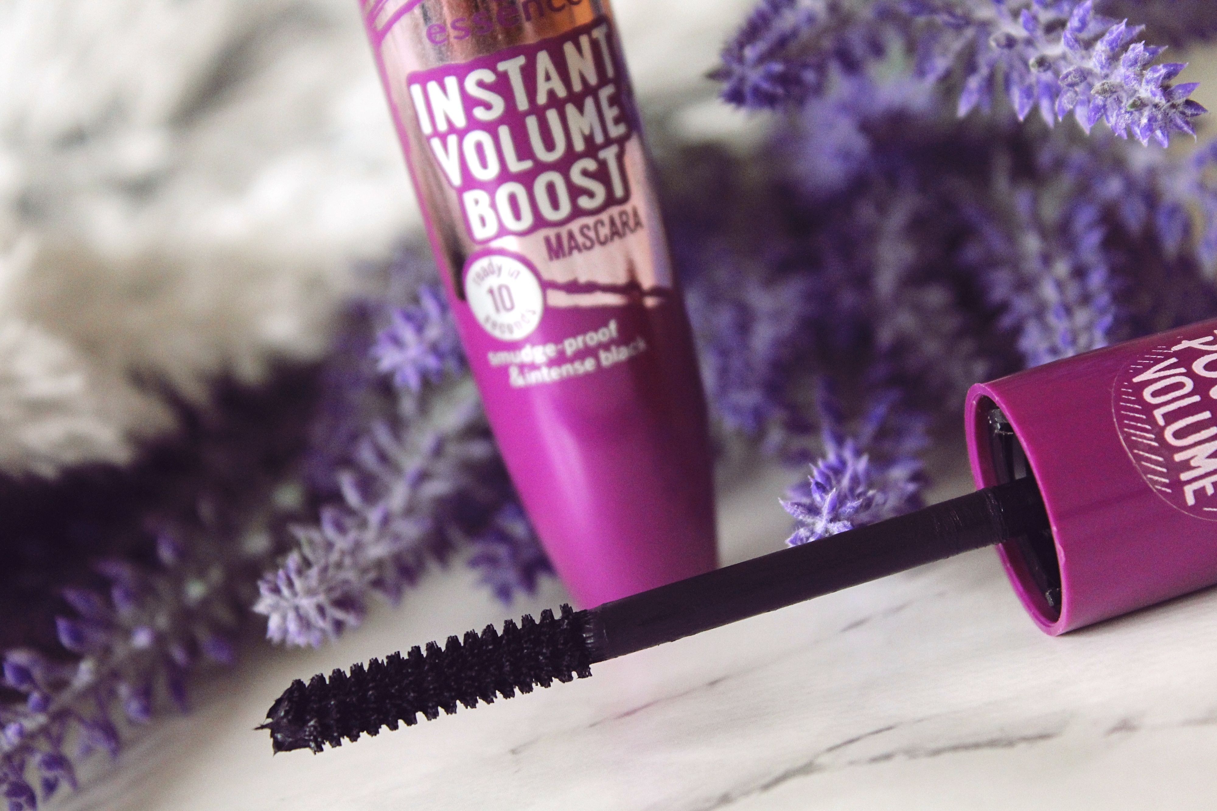 Essence Instant Volume Boost Mascara smudge and intense black review/recenzija – Simple Serenity